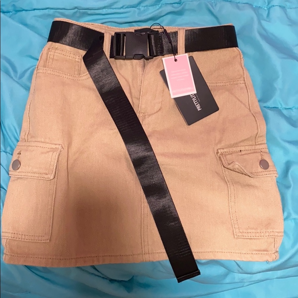 Khaki Skirt / With Black Belt